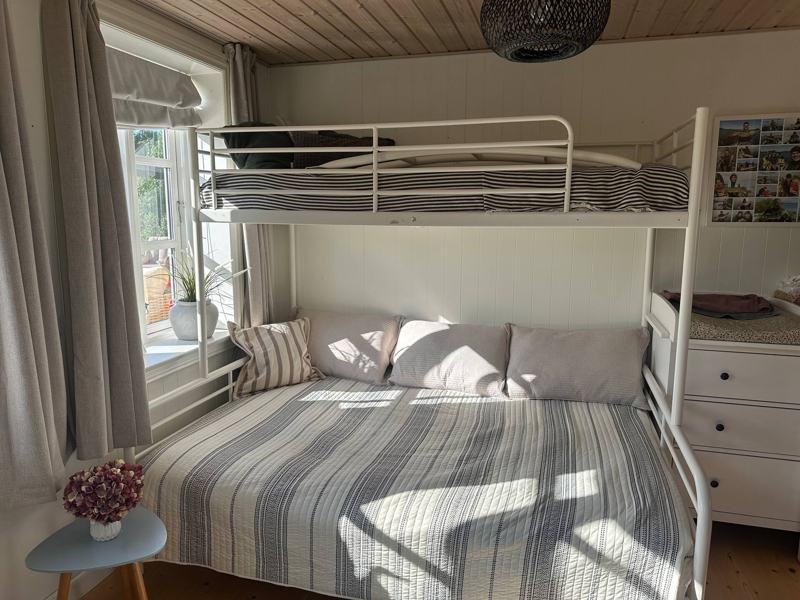 Soveværelse i stueetagen med familiekøjeseng